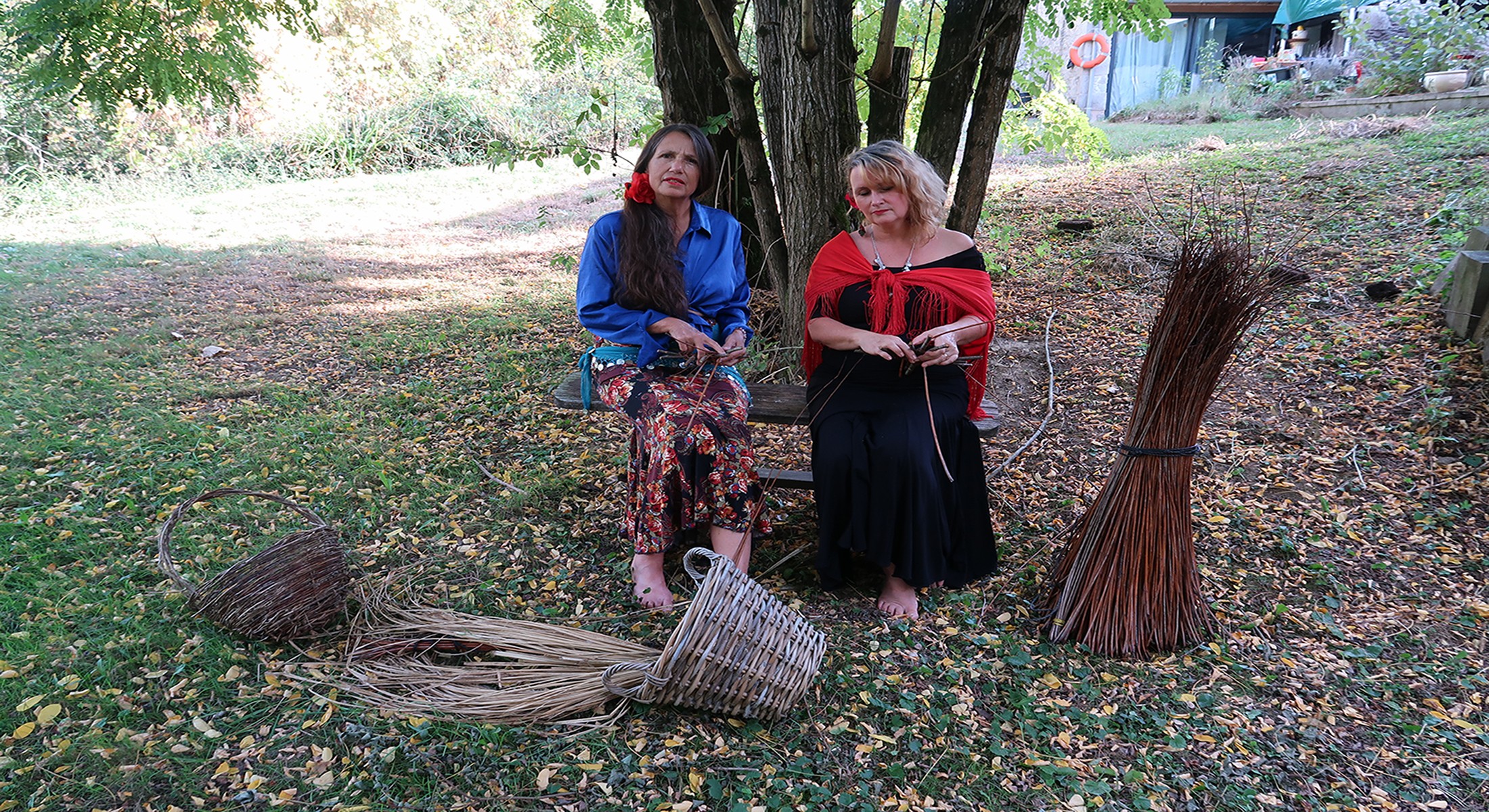  Valerie et cristina en train de tisser sur banc 1